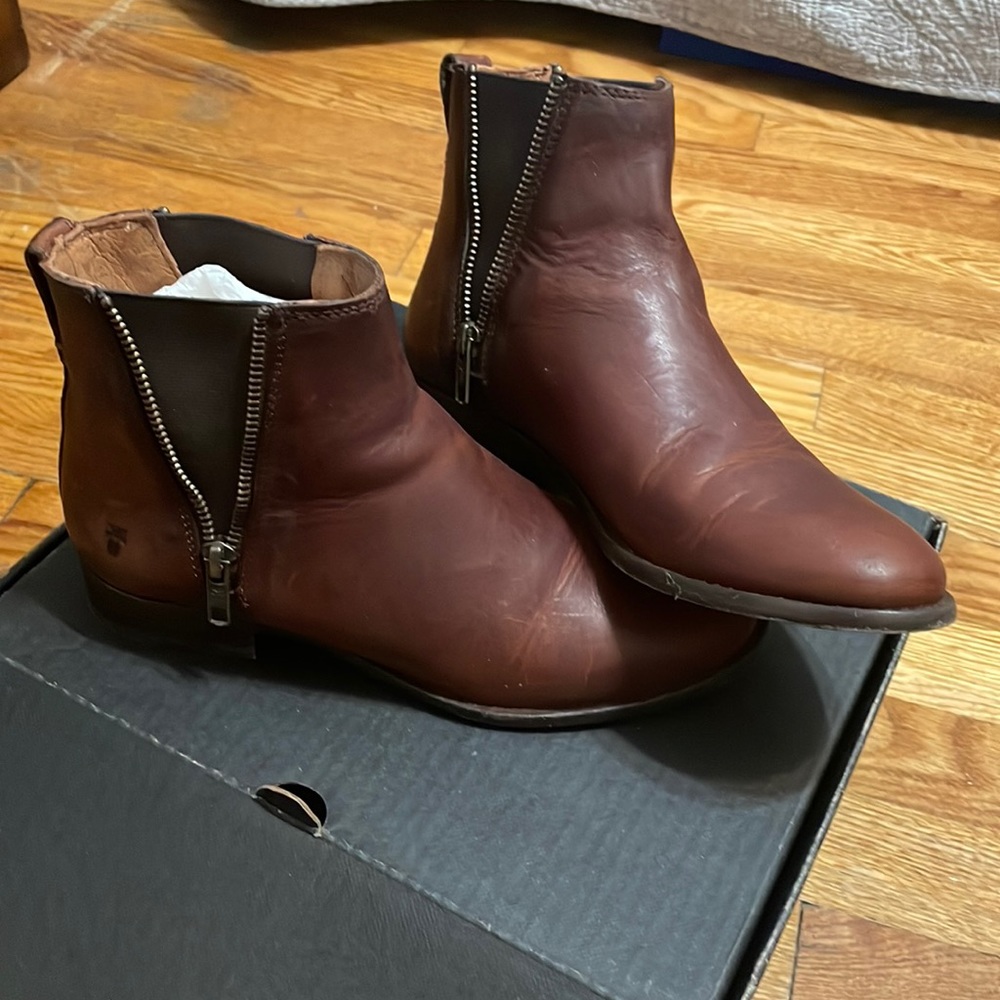 Frye Carly Zip Chelsea Boot Size 6.5